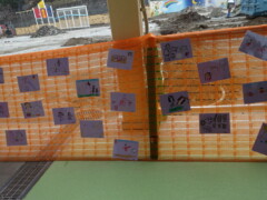 フェンスに子ども達の作品が展示