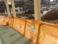 フェンスに子ども達の作品が展示