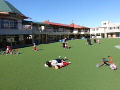 完成した園庭で遊ぶ子どもたち