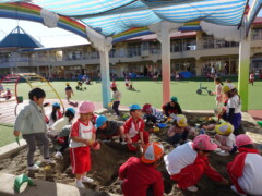 砂場で遊ぶ子どもたち