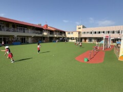 完成した園庭で遊ぶ子どもたち