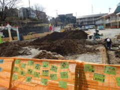 フェンスに子ども達の作品が展示