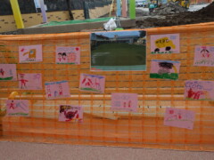 フェンスに子ども達の作品が展示